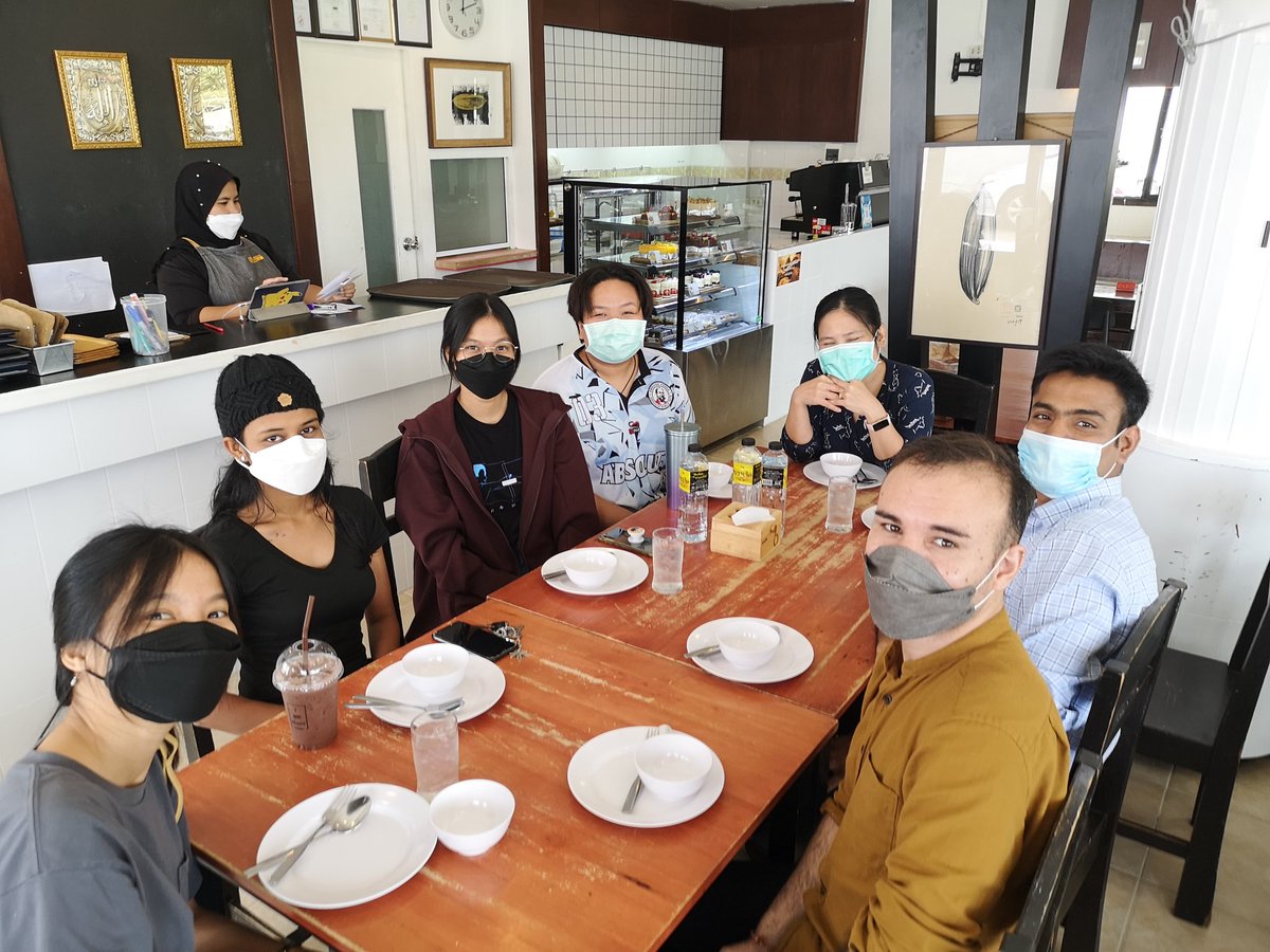 GroupHarding's tweet photo. Lab lunch. https://t.co/Mfqg2KjgBP