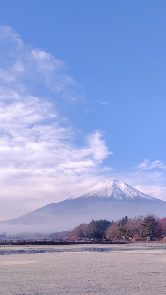 皆さんごきげんよう🤗 先日綺麗だなぁと思い遅刻覚悟で 出勤中にエモフジ🗻パシャリ📸