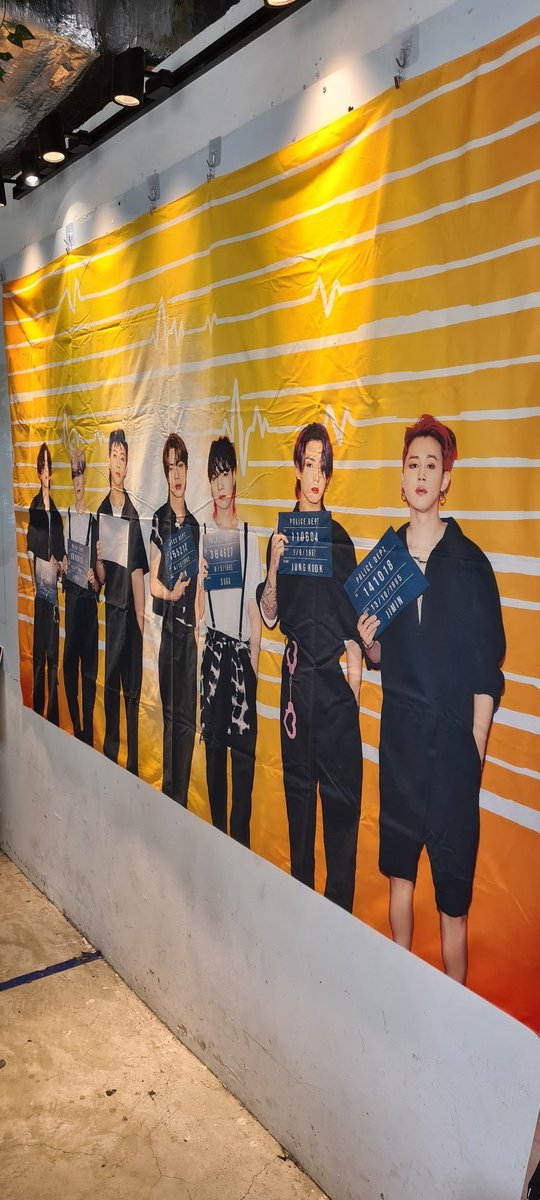 YenYen24132111's tweet photo. Thank you @bangtanqueenSG for hosting #8toinfinitywithbts for the nice deco &amp; cup! Wif @euoniajhs @xinyi_0325_0526 https://t.co/YpAIl8L0g1