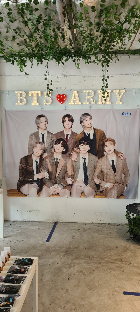 YenYen24132111's tweet photo. Thank you @bangtanqueenSG for hosting #8toinfinitywithbts for the nice deco &amp; cup! Wif @euoniajhs @xinyi_0325_0526 https://t.co/YpAIl8L0g1