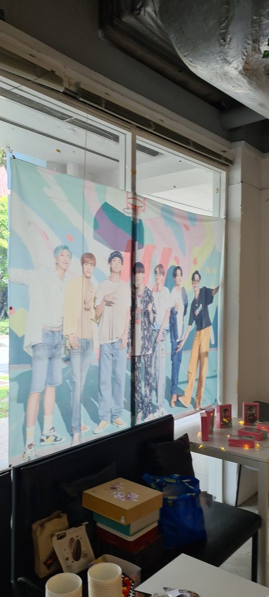 YenYen24132111's tweet photo. Thank you @bangtanqueenSG for hosting #8toinfinitywithbts for the nice deco &amp; cup! Wif @euoniajhs @xinyi_0325_0526 https://t.co/YpAIl8L0g1