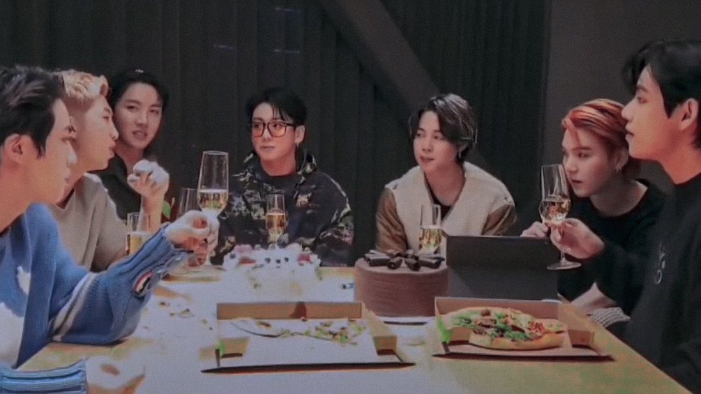 kookvtwins's tweet photo. family ♡ https://t.co/UXvHLEfOTP