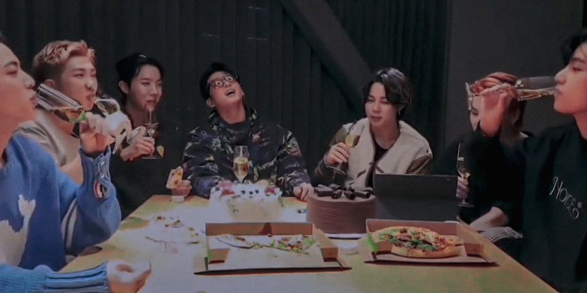 kookvtwins's tweet photo. family ♡ https://t.co/UXvHLEfOTP