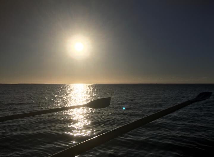 A beautiful Sunday morning row! The early birds were well rewarded, thank you Catriona for the beautiful pics👏🚣‍♀️ #gigrowing #dorset #jurassiccoast #bgrc #westbay