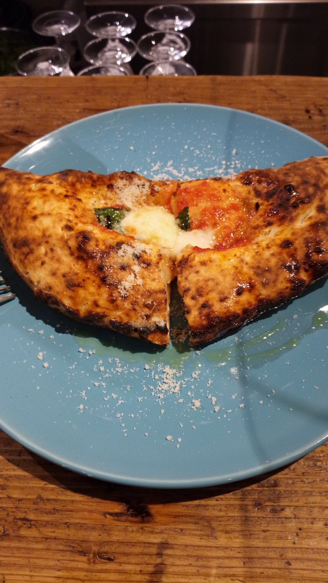 Pizzeria SOL カルツォーネを注文！ 美味しい生地をダイレクトに味わえる包み焼きピッツァ♪ リコッタチーズとの相性ばっちり これはリピしたい一枚！ ご馳走様でした♪