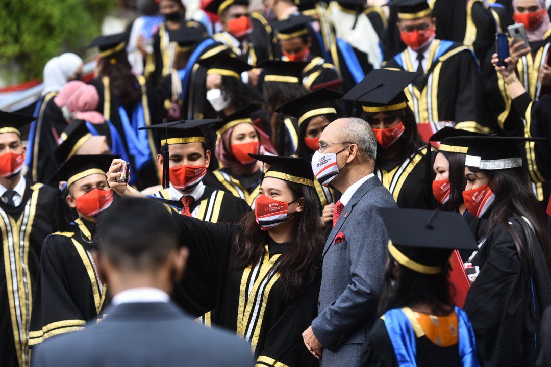 MohdShukriYajid's tweet photo. You've made it! Congrats to the graduands of MSU 28th Convo: session 3. Remember your roots, because the basis of your success lies within the support &amp; love of the people around you. Cherish their journey as to how they've cherished yours. @MSUMalaysia @MSUCollege #MSUconvo28 https://t.co/h383VdmKiC
