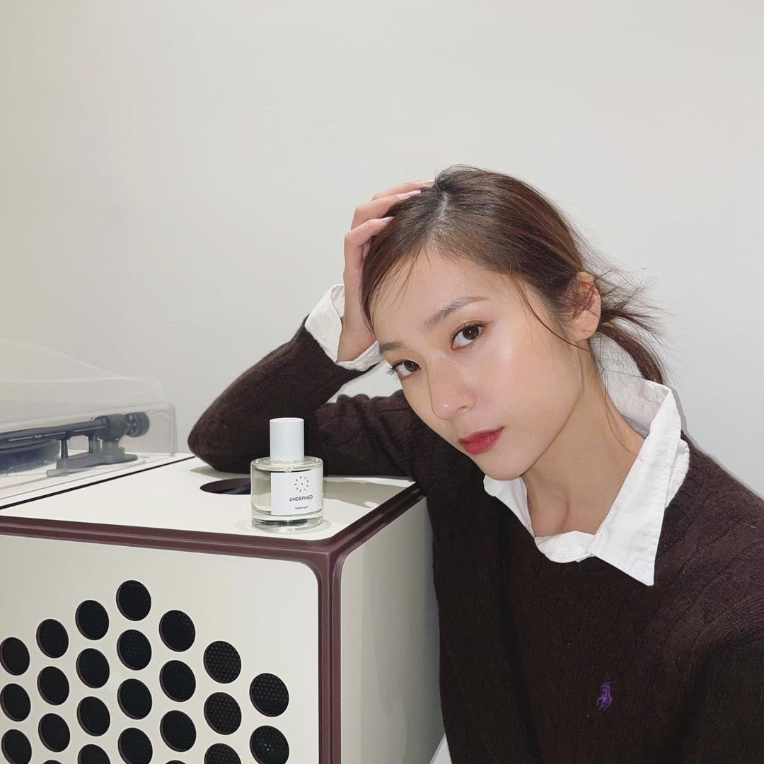 CHVRYSTAL's tweet photo. I talked about this perfume at the interview with Vogue Korea, it's Lalafranc's undefined perfume. A brand that is based on San Fransisco motive. It completes an urban and neutral mood with the unique scent of an accord that combines figs, sages, and cedarwood. https://t.co/9aDvlvD5DO