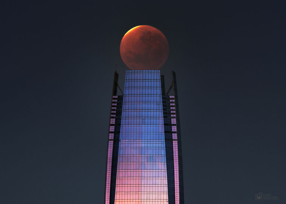 CosmicNewz's tweet photo. Lunar Eclipse over a Skyscraper         via NASA https://t.co/KZ8j32rQ83 https://t.co/dKyRRZdlKF