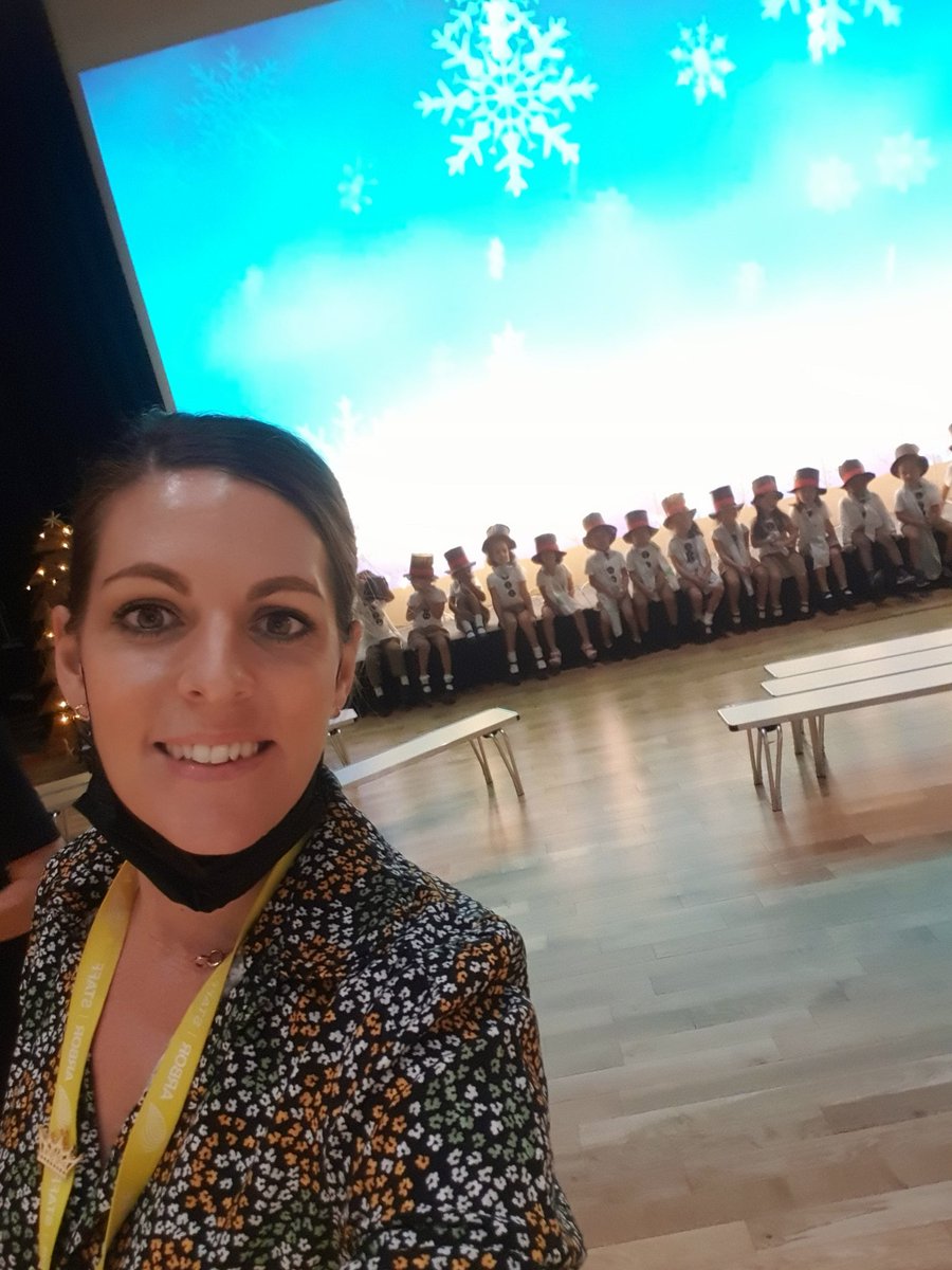 Just look at our "Snowmen at Sunset".... it felt incredible to welcome our children to the stage again this morning. I am so proud of each and everyone of them. 

#performingagain #wintershow
#makinglearningmagic #showtime #earlyyearsdubai