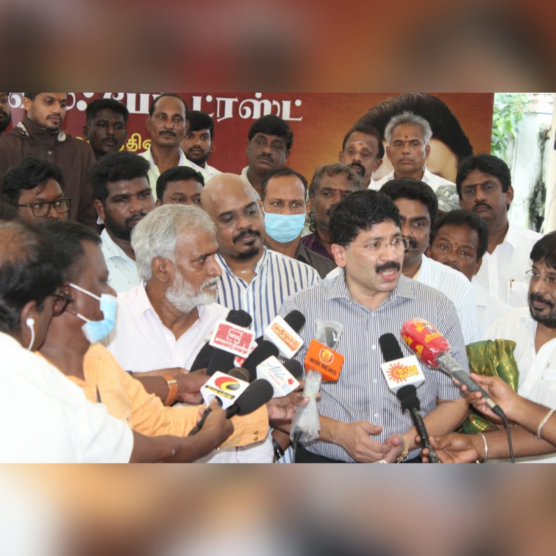 reenukumar09's tweet photo. Flood relief for 500 underprivileged families by Sugam Welfare trust. We were honored to have our MP @Dayanidhi_Maran and MLA 
@PKSekarbabu
 with us. We'd like to thank them for being so kind and supportive. 
@SunTV
@elimnz

#SugamWelfarTrust #Reenukumar #REC #FloodRelief https://t.co/KyrR7D2JOI
