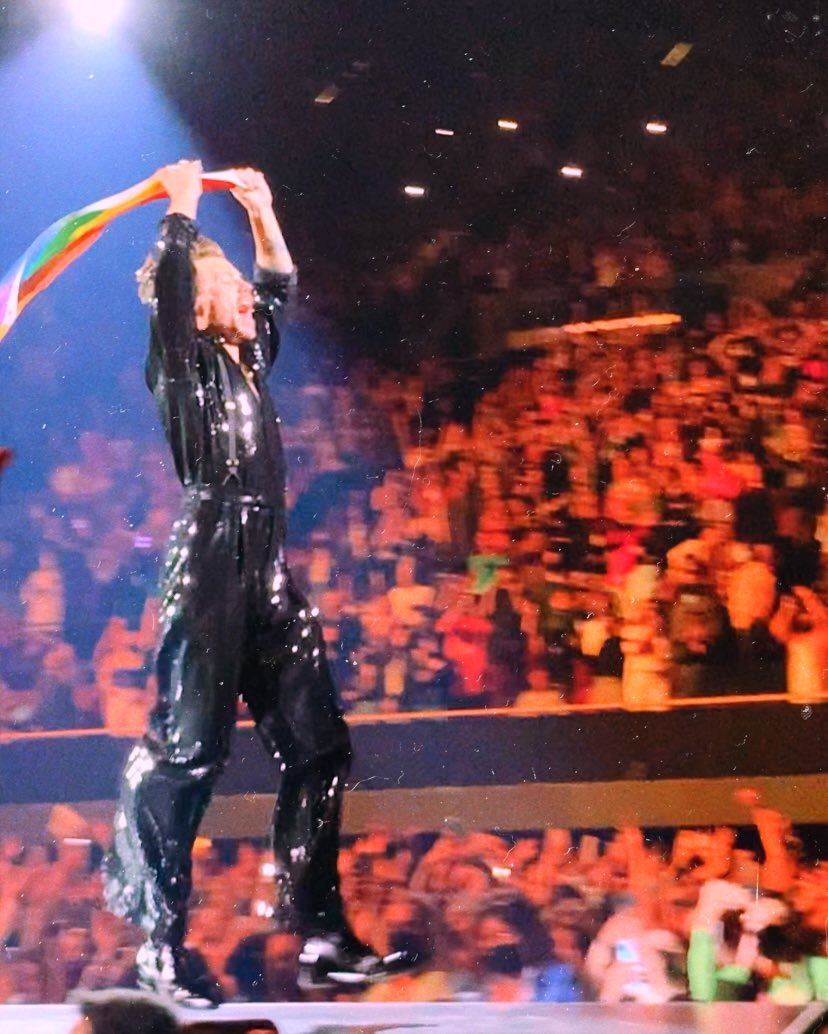 cristy4400's tweet photo. Some moments from #LoveOnTour 11.19.21 https://t.co/RUhekAzRqd