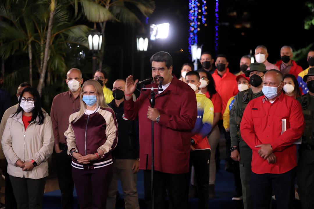 Este proceso electoral transcurrió en tranquilidad y Paz, nada lo perturbó. Agradezco al CNE, a los miembros de mesa, a los testigos de todos los partidos políticos, a la FANB y al pueblo votante y consciente. Vamos a una nueva etapa de estabilidad y de prosperidad.