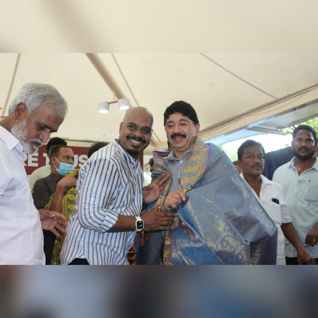 reenukumar09's tweet photo. Flood relief for 500 underprivileged families by Sugam Welfare trust. We were honored to have our MP @Dayanidhi_Maran and MLA 
@PKSekarbabu
 with us. We'd like to thank them for being so kind and supportive. 
@SunTV
@elimnz

#SugamWelfarTrust #Reenukumar #REC #FloodRelief https://t.co/YNm1r0inkt