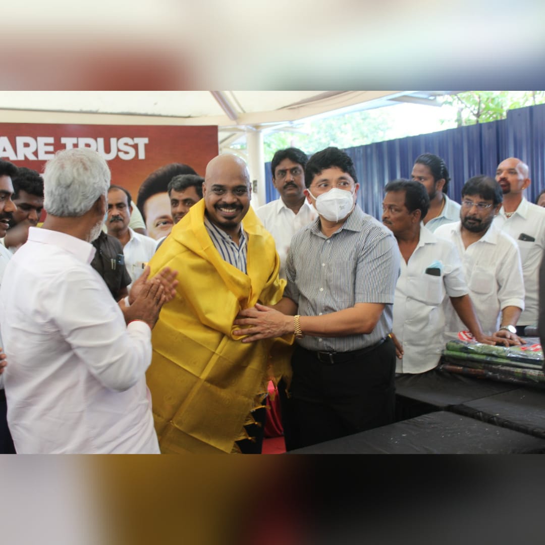 reenukumar09's tweet photo. Flood relief for 500 underprivileged families by Sugam Welfare trust. We were honored to have our MP @Dayanidhi_Maran and MLA 
@PKSekarbabu
 with us. We'd like to thank them for being so kind and supportive. 
@SunTV
@elimnz

#SugamWelfarTrust #Reenukumar #REC #FloodRelief https://t.co/5ICbACX9HT