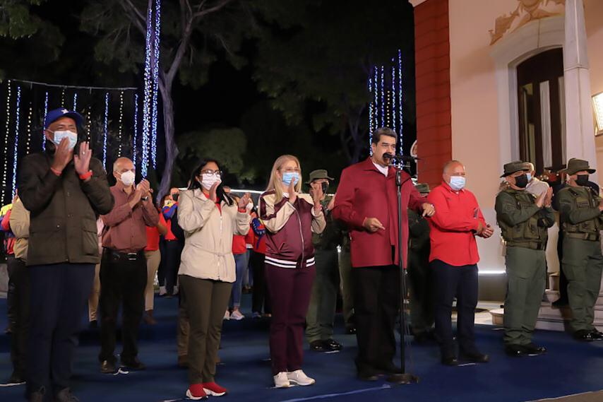 NicolasMaduro's tweet photo. Le reitero mi llamado a las candidatas y candidatos electos de la oposición, para avanzar en el diálogo político y la reunificación nacional. Les tiendo mis manos, para trabajar unidos, con buena voluntad y fe, y construir la nueva prosperidad del Pueblo. ¡Diálogo para la acción! https://t.co/PW9SKWV78P