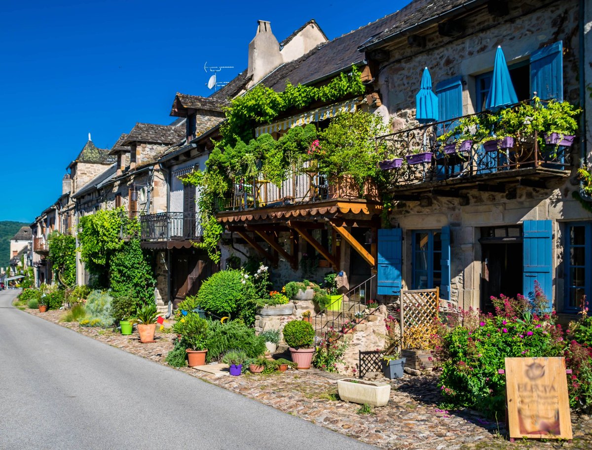 【 の風景】 フランス南部の小さな都市。風情のある石造りの建造物が立ち並び独特の世界観を持つ。フランスの最も美しい村にも選ばれたことのある魅力的な街。