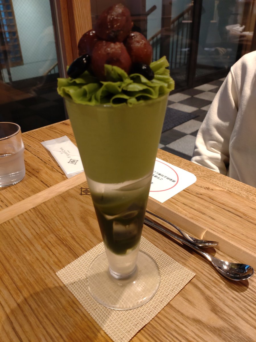metalstick's tweet photo. 娘「抹茶メロンパフェください」
店員さん「抹茶マロンパフェですね（笑顔）」 https://t.co/y0SpYYt6Z0