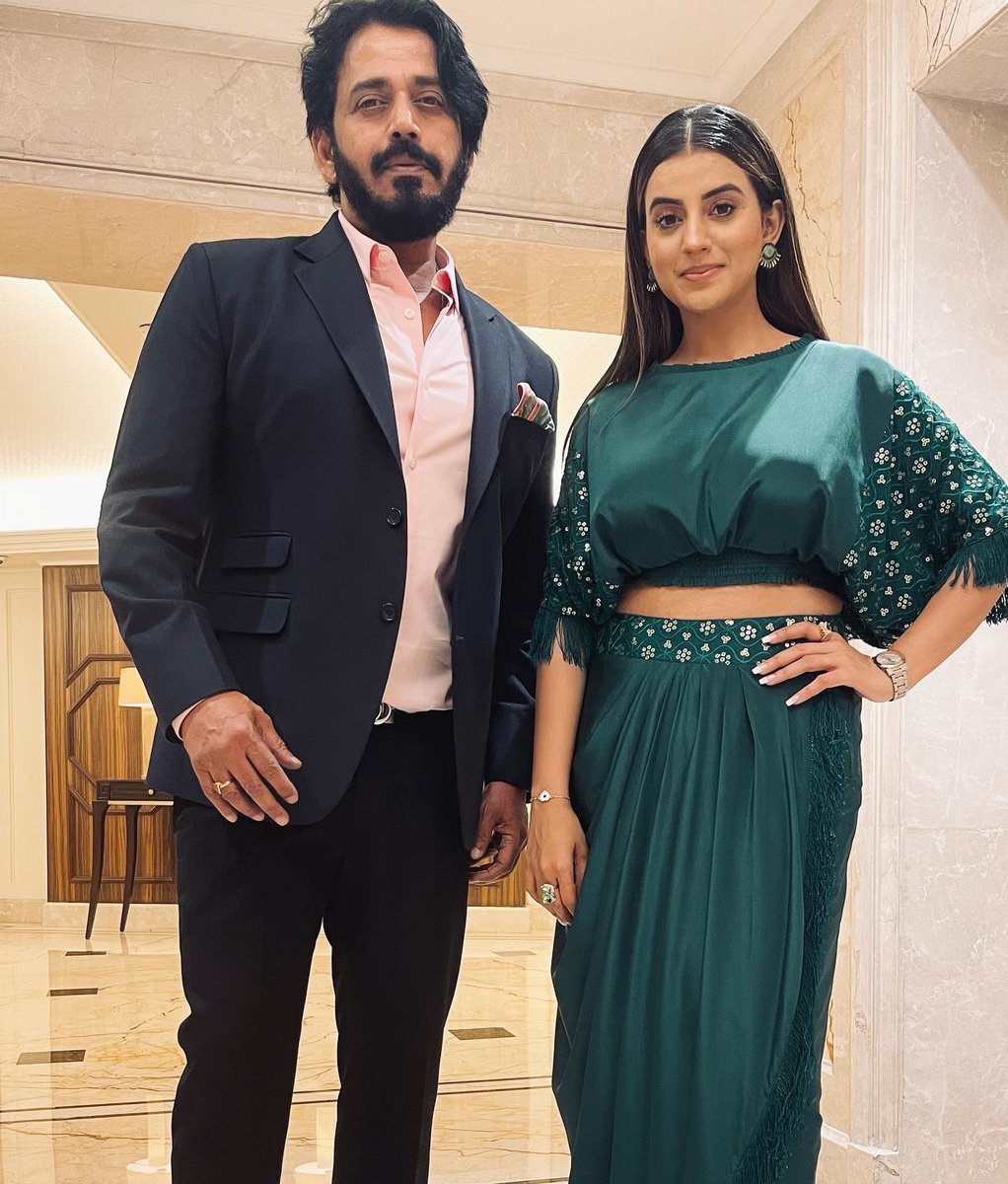 AKSHARASINGH1's tweet photo. Things I learned from him I think words will fall short to tell you guys ……so it’s coz of him I came into the film industry &amp; standing in front of you as akshara singh ❤️
Thank you for everything @ravikishann ji 
Pictures of Lomotif event in delhi ❤️
#lomotifindialaunch https://t.co/eoEmGZPqqR