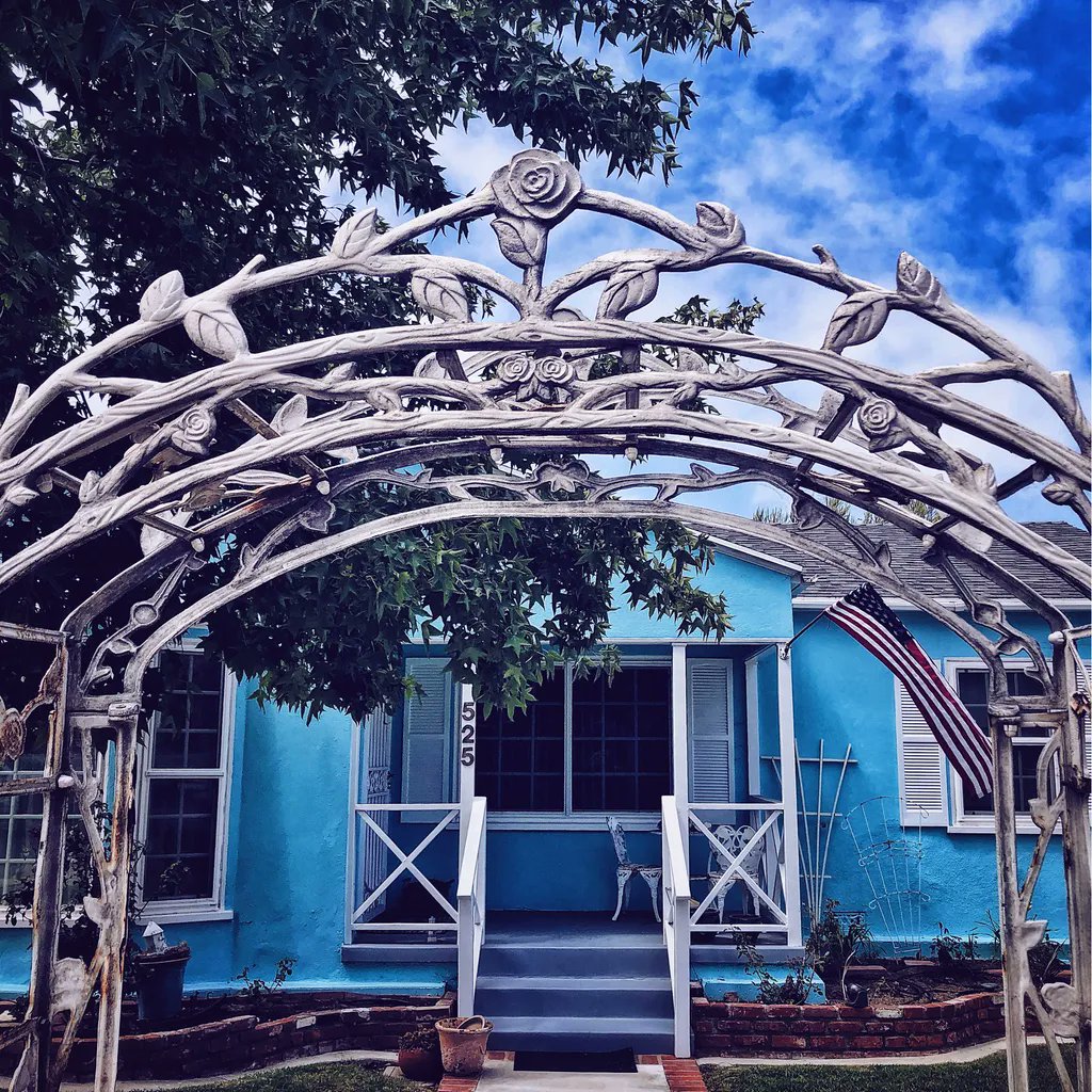 itsOsoPorto's tweet photo. Steel magnolias. #beachtown #neighborhood #elsegundo #streetscene #ironwork #archway #gate #statsafe #getyourbooster #thegundo #losangeles #mydayinla #beachlife #southbay #socal #california #dontgiveup https://t.co/SOJwawd8qj https://t.co/vVuKXDEjl9