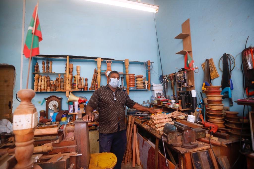 UNDPMaldives's tweet photo. 📍Our #AccLab team is in Mahibadhoo! 

Meet Basheer, a skilled woodworker and Ramzi, an aspiring fish farmer from Mahibadhoo. 

While many skilled carpenters have left the field, Basheer continues to earn a living from woodworking at his small workshop. https://t.co/fVW17KSxgD