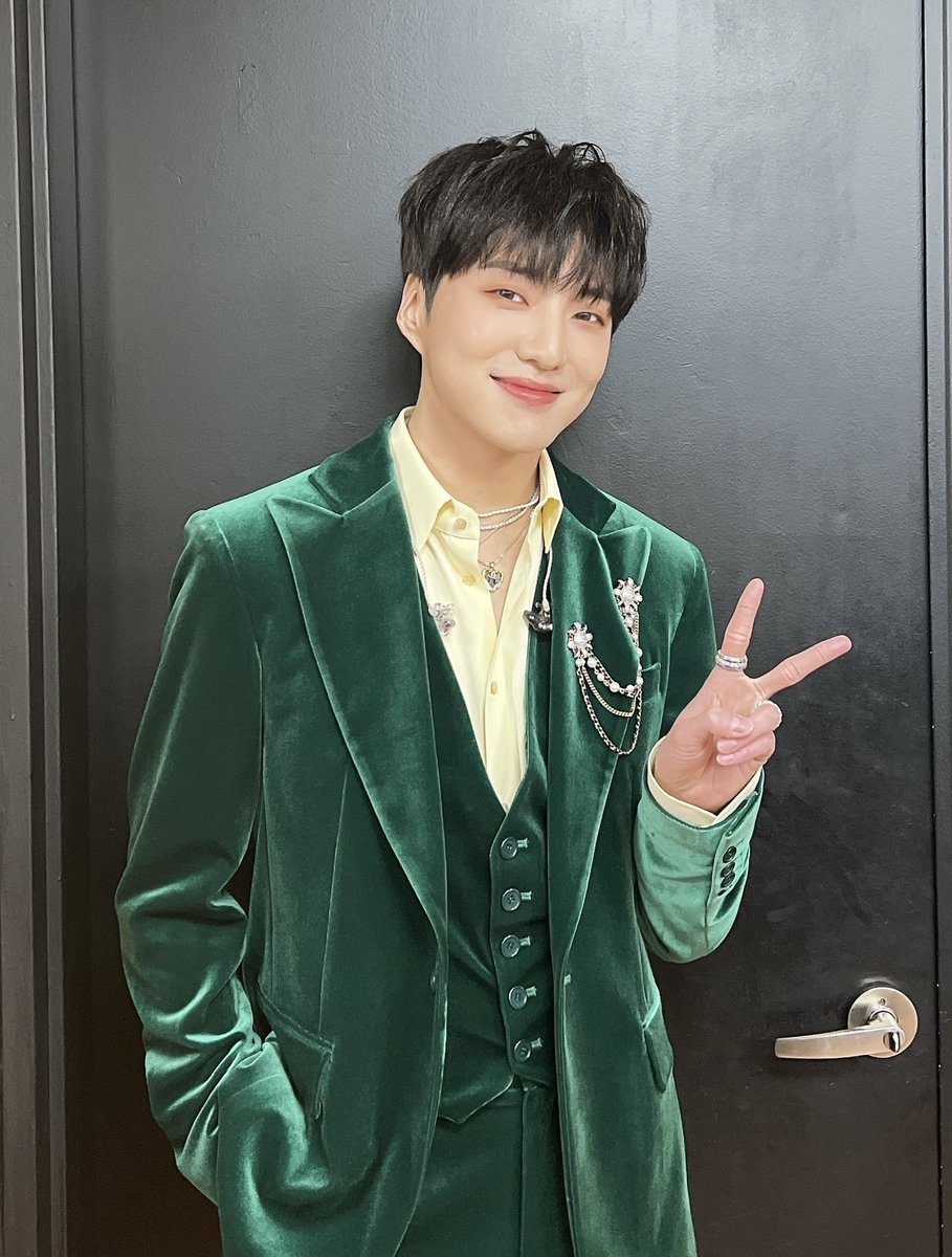 official_yoon_'s tweet photo. 여러분은 여운에서 좀 헤어나오셨는지요? 저는  몸도 마음도 아직 .... 어제 너무너무 행복했어요!! 고마워요💙 https://t.co/dN3SERBstn