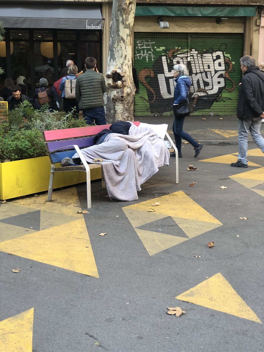 Barcelonaesque1's tweet photo. Superilla Sant Antoni diumenge a les 12 @paugv87 amb un personatge que s’autoproclama líder poltic tenint una índex de probressa a Barcelona mes alta de la història #barnicidi #rescatemlaciutat https://t.co/f24V2WUWLI