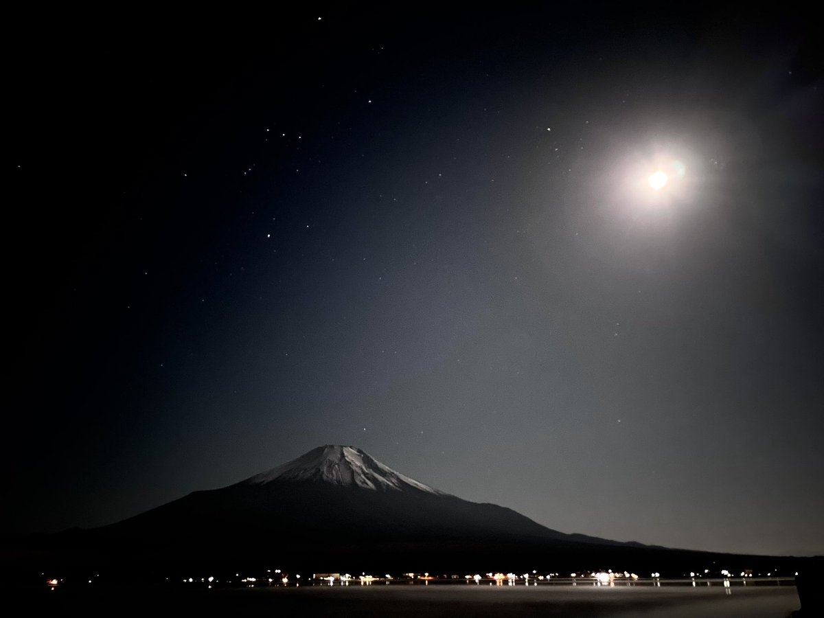 ほぼ皆既月食(部分月食)の後、富士山へ 満月で星空が見えないかなぁと思いましたが、iPhoneを手持ちでパチリ📱✨ まるで満月の明かりが富士山を照らすスポットライトの様🗻✨ オリオン座と富士山