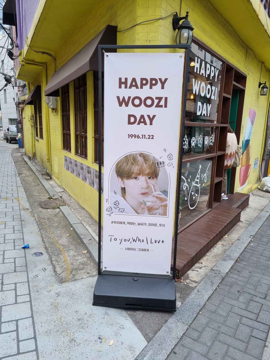 me_right_here's tweet photo. 제일 먼저 간 우지 생일카페 🤎
카페 내부가 너무 귀엽고 알차게 구성되어있어서 구경하다가 감탄만 1122번 함ㅠㅠ 고개 들었는데 지훈이랑 눈마주쳤을때의 기분이란...◠‿◠ 행복했습니다🥰
#우리에게_딱맞는_날씨가_되어준_우지 https://t.co/rIZQVhbDTu