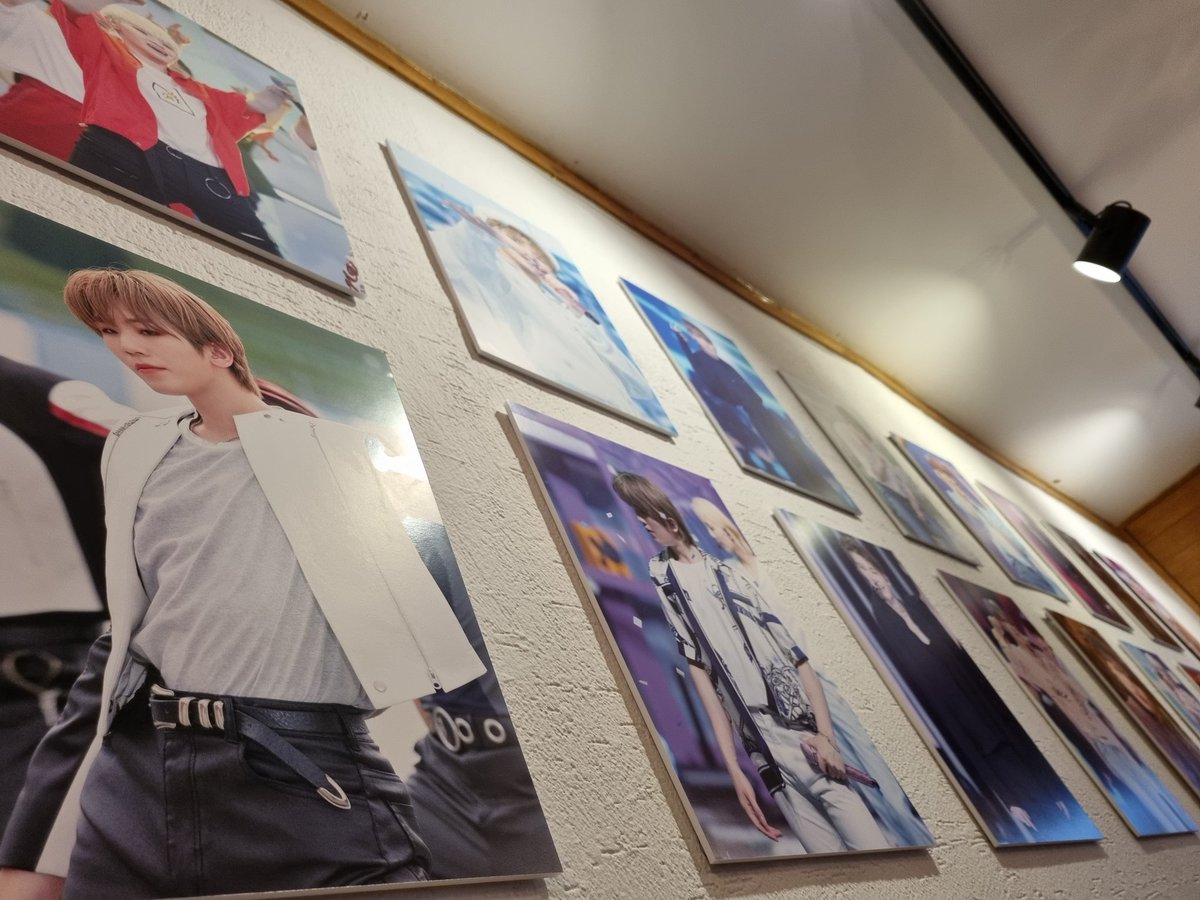 me_right_here's tweet photo. 제일 먼저 간 우지 생일카페 🤎
카페 내부가 너무 귀엽고 알차게 구성되어있어서 구경하다가 감탄만 1122번 함ㅠㅠ 고개 들었는데 지훈이랑 눈마주쳤을때의 기분이란...◠‿◠ 행복했습니다🥰
#우리에게_딱맞는_날씨가_되어준_우지 https://t.co/rIZQVhbDTu
