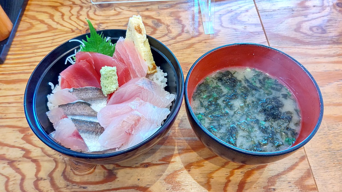 小田原漁港(早川漁港)にある「海鮮丼屋 海舟」で昼食を食べました。