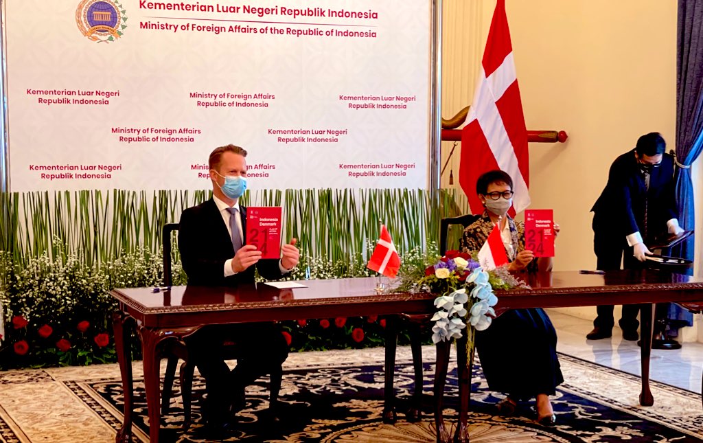 🇩🇰🤝🇮🇩 Productive &amp; positive meeting with FM <a href="/Menlu_RI/">Menteri Luar Negeri Republik Indonesia</a>

Signed new bilateral Plan of Action 2021-2024 ensuring stronger cooperation between Denmark &amp; #Indonesia on 86 areas incl.:

🚨Security
🌿Green transition
🔃 Circular economy
🚜Agriculture &amp; food
👨‍👩‍👧‍👦Human rights
#dkpol