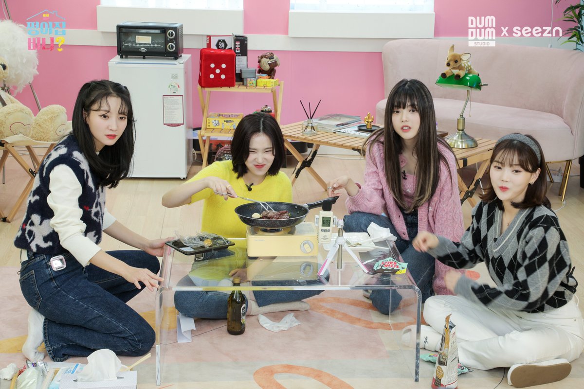 dumdumhouse's tweet photo. Siesta 대박 기원 홈파티 (with 위키미키) [쩡이집비니 EP.17-2]

🔗 https://t.co/ou8rAPPxRV

오늘은 단체전으로 갑니다!
청춘즈와 위키미키,
오늘은 제작진놈(?)들의 농간을 이겨내고
맛있는 음식을 먹을 수 있을 것인가

#오마이걸 #효정 #비니 #쩡이집비니 #위키미키 https://t.co/zeatXmWqvy