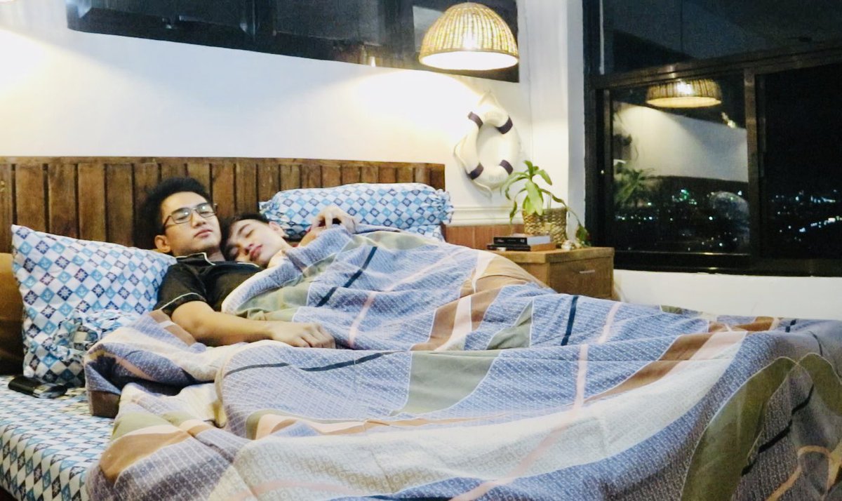 JerckBryanzo's tweet photo. May katabing natutulog. Eh ikaw? https://t.co/qp0aV0spEn