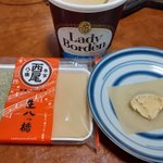 まるで雪見だいふく!？八つ橋の皮にアイスを包んで食べると絶品!
