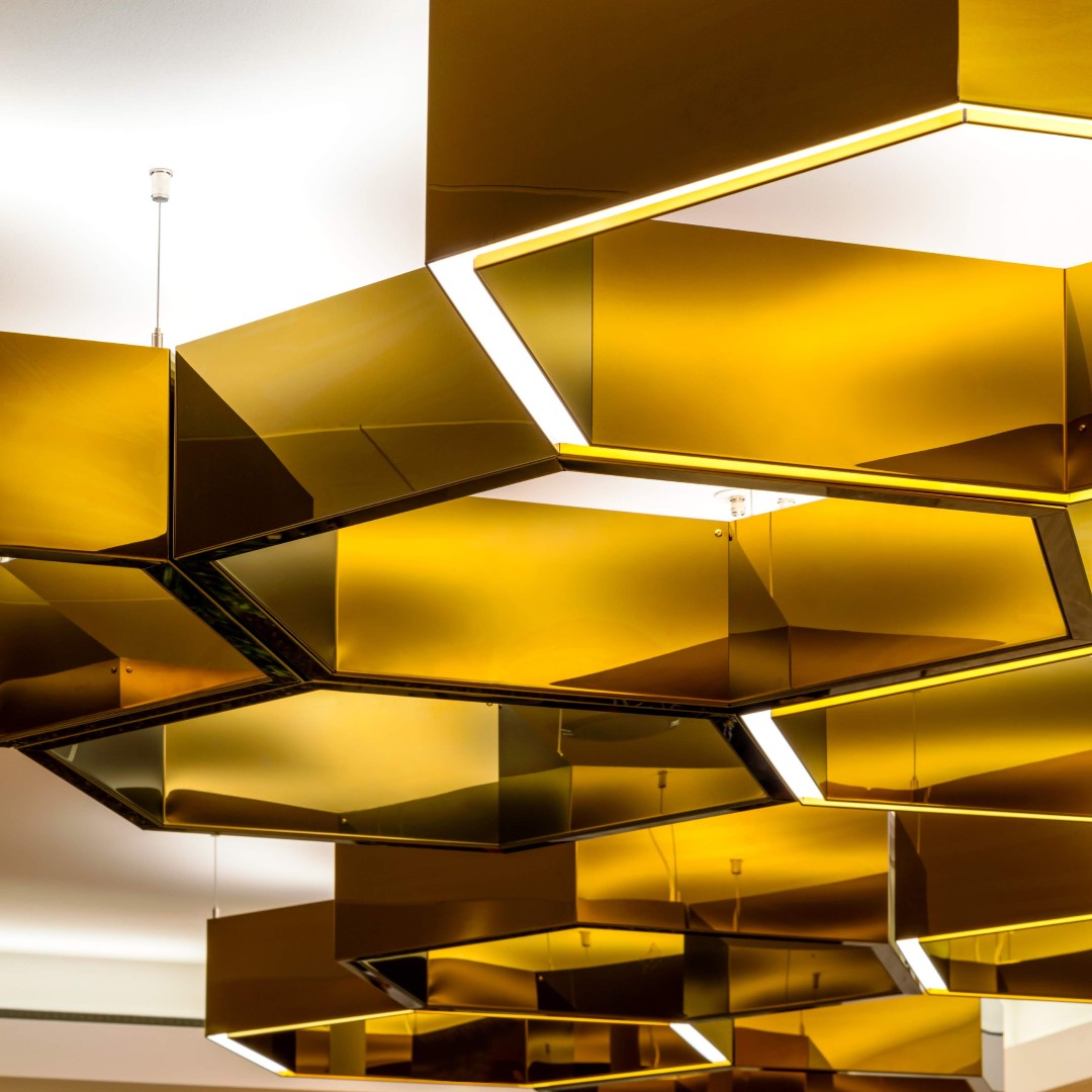 lightdesint's tweet photo. The Hexagon pendants are a bespoke design developed from mirrored gold stainless steel.
Project: @centremk
Fittings: @StoaneLighting
Photographer: Andrew Beasley
⁣#lightingdesigninternational #lightingdesign #lighting #design #centremk #miltonkeynes #sunsetwalk #shoppingcentre⁣ https://t.co/mcQkgbN78O