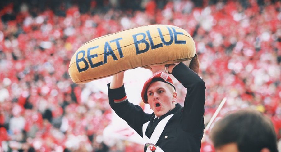 Candy_Cain1212's tweet image. we don’t give a da❌n for the whole state of ❌ichigan ‘cause we’re from OHIO! bucks by a ❌illion! #BEATTTUN #hateweek #BuckeyeNation #GoBucks #OhioState