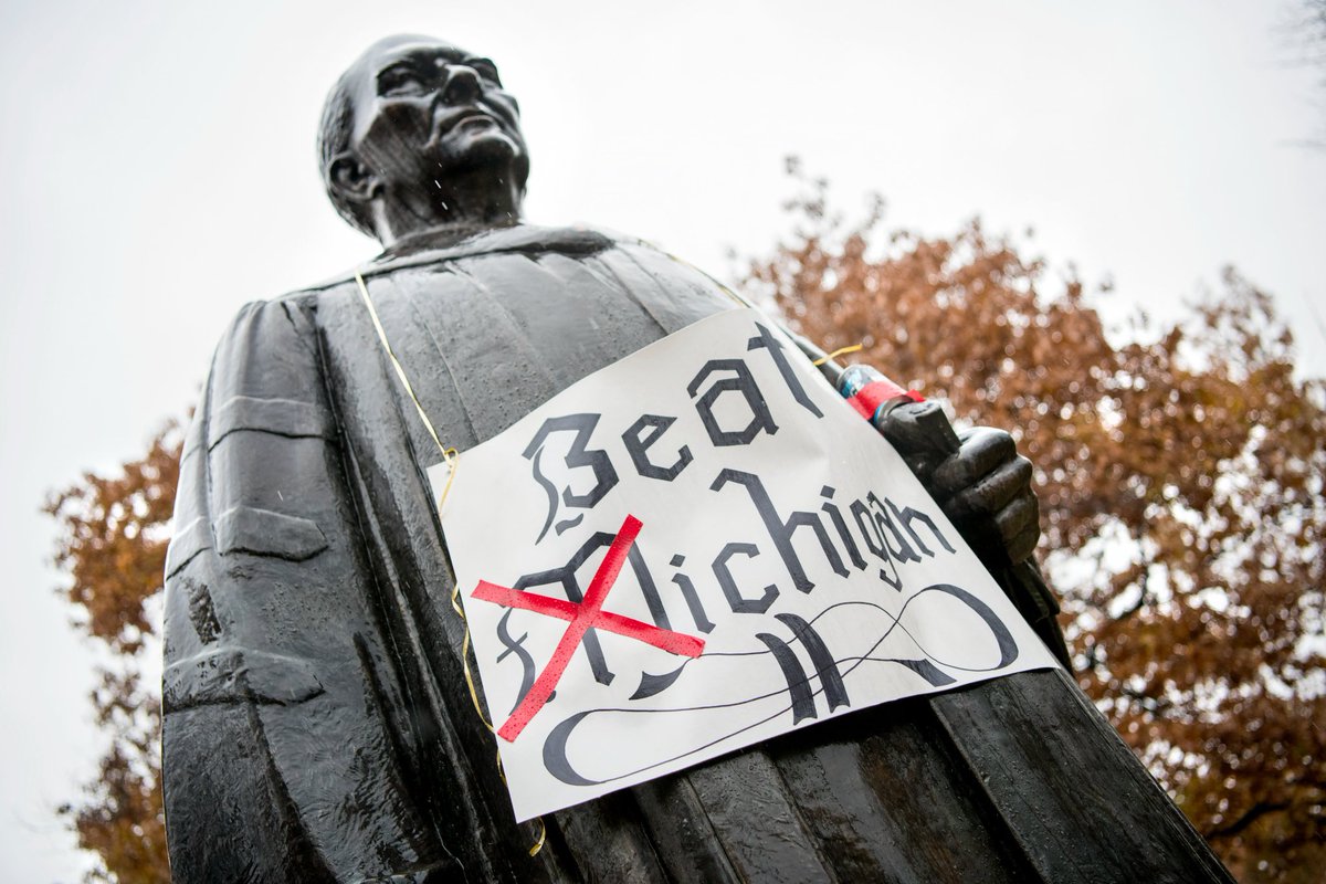 Candy_Cain1212's tweet image. we don’t give a da❌n for the whole state of ❌ichigan ‘cause we’re from OHIO! bucks by a ❌illion! #BEATTTUN #hateweek #BuckeyeNation #GoBucks #OhioState