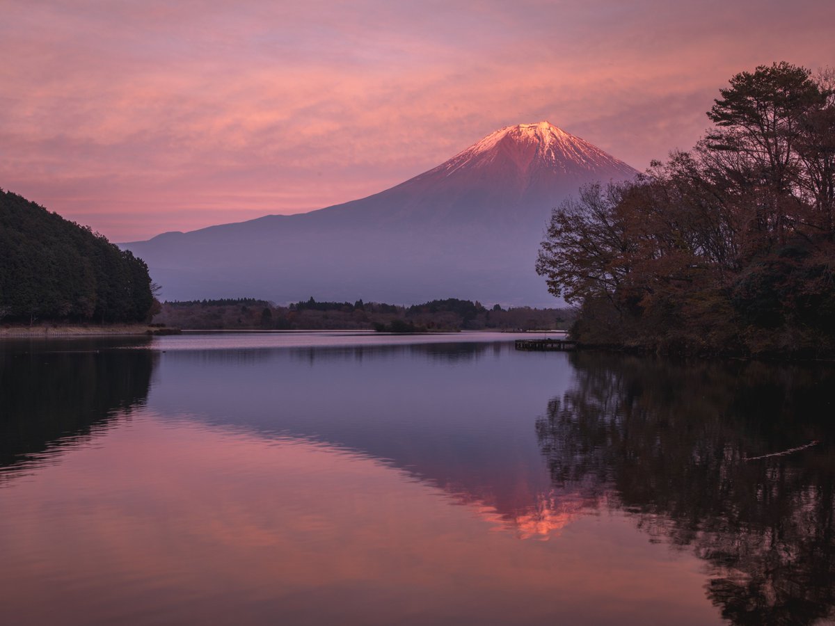 美しい田貫湖の赤富士 長野県民ですのでなかなか赤富士に出会う事が無く、人生で2度目の感動となりました。 撮影日:2021年11月19日