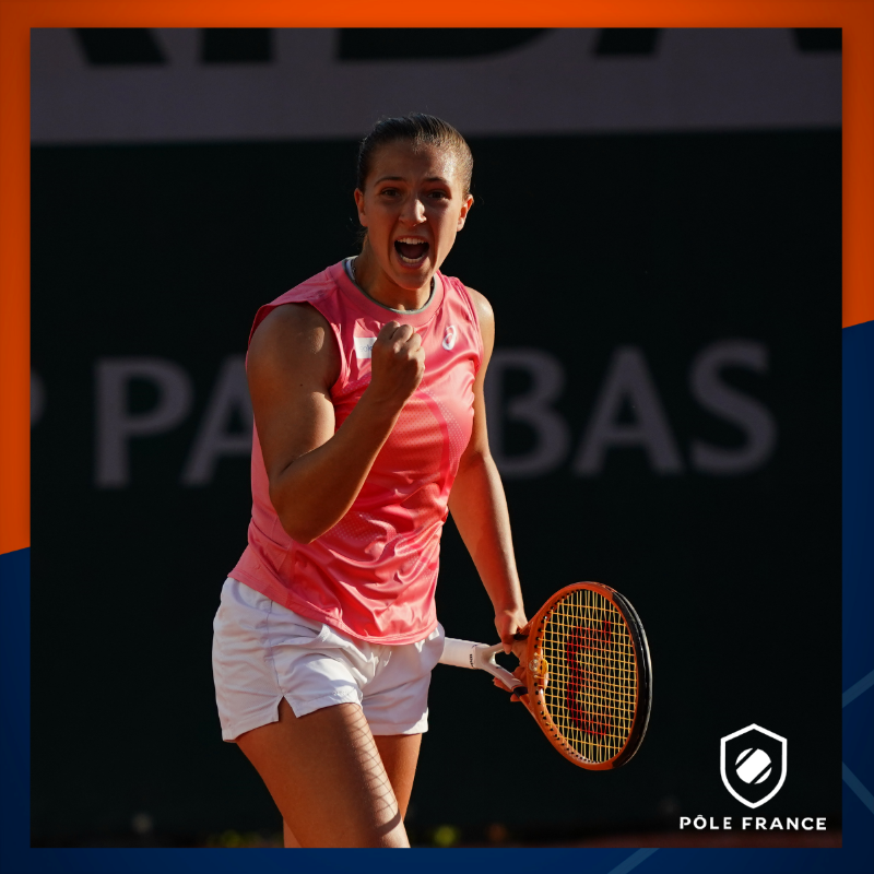 FFTennis's tweet photo. 🏆 Le premier titre WTA de @dparry02 
🇮🇹 Le Masters pour @nmahut et @p2hugz 
👏 @oceanebabel proche d'un premier titre sur le circuit pro 
🇶🇦 Les Mondiaux de padel à Doha 

La semaine en bleu ↘️