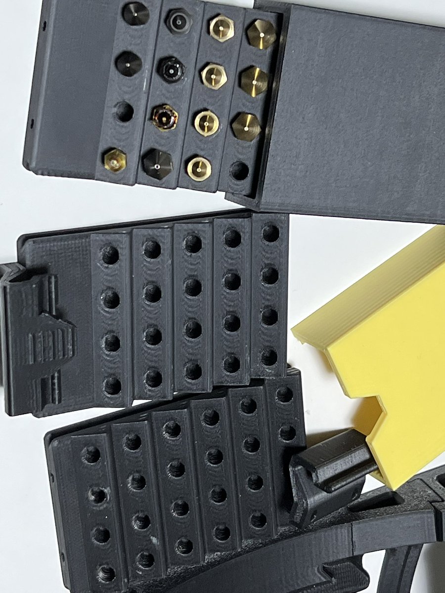 YuTR0N's tweet image. ノズルしまうケースをちまちま改良し続けてた。手でサクッとノズルしまえるレベルにきたので近々正式版をアップロードする👀
#polymaker
#polyterra
@sunstella_3d 
@Polymaker_3D 
@Creality3dP 
@Creality3dprint