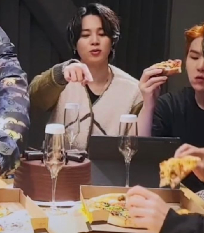 weejimin's tweet photo. jiminie wants to eat THIS👇 https://t.co/QUQkbhP6s6