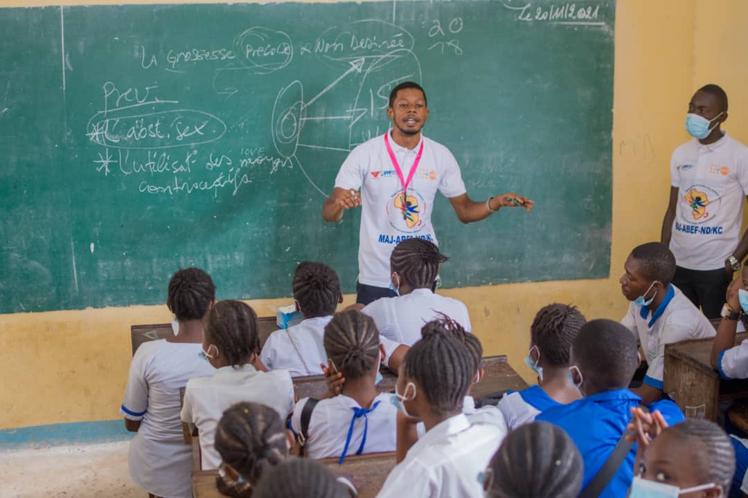 GloireBikubanga's tweet photo. Tam-tam au Congo central: marathon d'échange sur l'ECS sous le thème" sexualité précoce et se conséquence sur le milieux des ados et jeunes". grâce au partenariat @UNFPARDC @abefnd_rdc @IPPFAR @lokushe, @majrdc #kitumaini,#MajKC https://t.co/dSFrlYqCPi