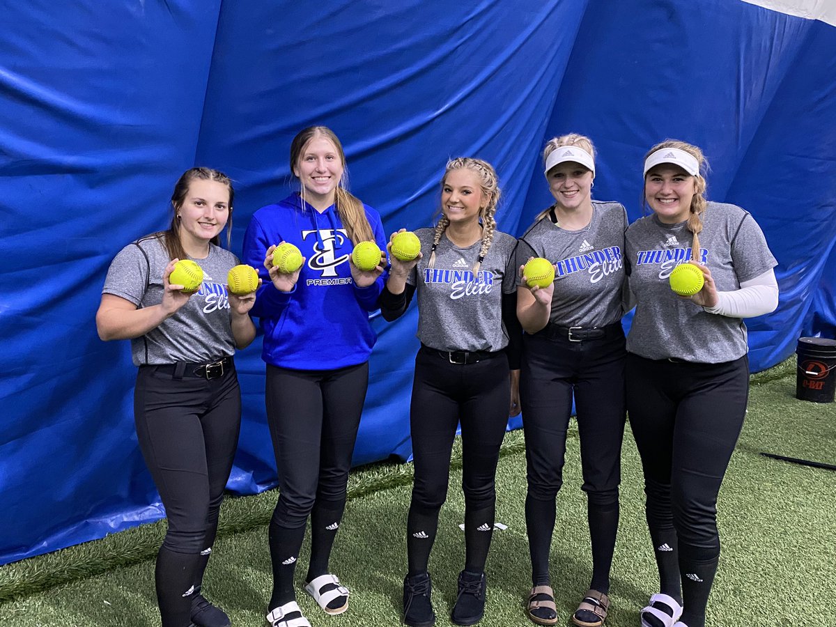 15u_elite's tweet photo. Bomb Squad from the weekend!  @DuttonMadi x2, @Zoer0404 x2, @HaleyCroyle_22, @kennedybray2 @maggiemcvicker1 ! @OilerPride22 💣💣🚀 https://t.co/Wcz2QVtvSt