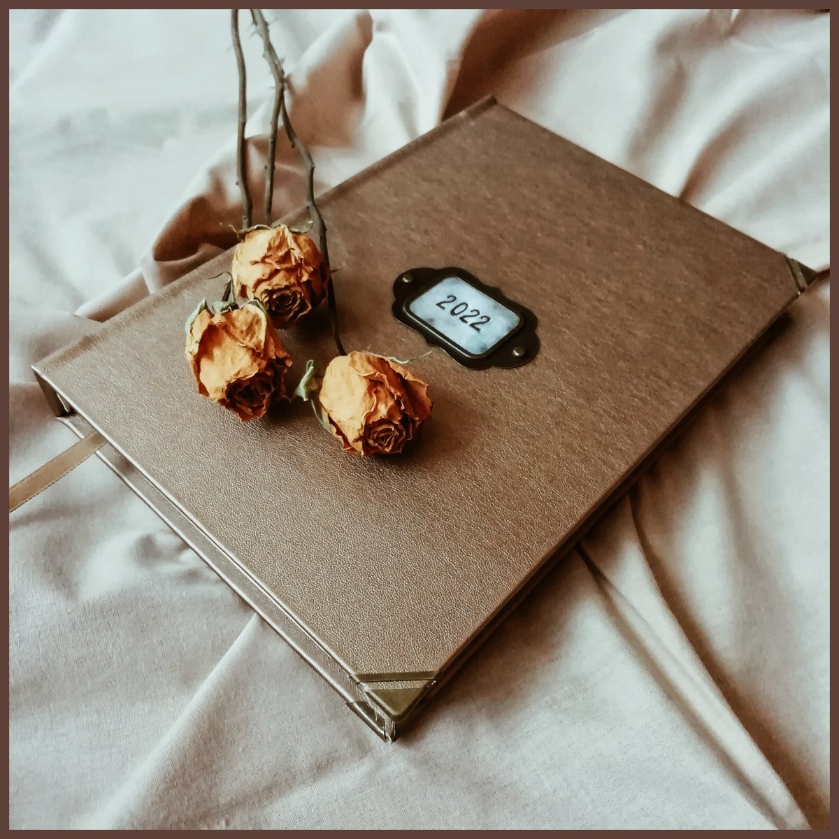 ViktorijaArts's tweet photo. [LT] 📖🌼 Rankų gamybos 2022 metų darbo kalendorius, kietas eko odos viršelis, dydis - A5

[ENG] 📖🌼 Handmade 2022 planner notebook, eco leather hardcover, size - A5 

#code_DAISY #ViktorijaArtist #art #artist #bookbinding #handmade #Lietuva #Lithuania https://t.co/K80dS5SGw1