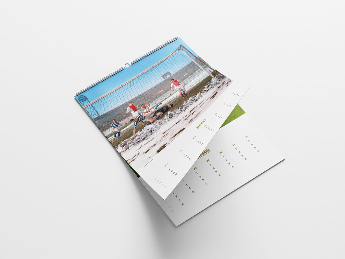 Het onvolprezen <a href="/Kick_uitgevers/">Kick uitgevers</a> geeft een schitterende, nostalgische #Ajax-kalender 2022 uit, met waanzinnig mooie foto's. 

#Branie geeft er eentje weg.

Volg <a href="/braniedepodcast/">Branie</a>, retweet dit bericht en ding mee. Vrijdag a.s. de winnaar!
