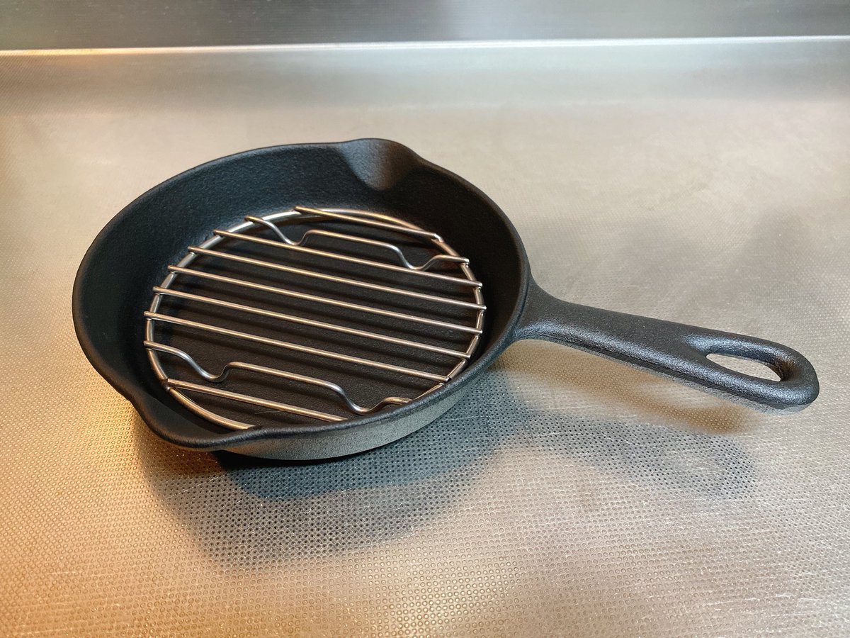 macvy01's tweet photo. ロッジやイシガキや色々とあった
6 1/2サイズのスキレットを売って、
及源の南部鉄器に買い買えました。
やっぱりニトスキとは全然質感が
違うわ…。
#及源
#オイゲン
#南部鉄器
#ミニフライパン
#F302
#スキレット https://t.co/pVgjGj5sox