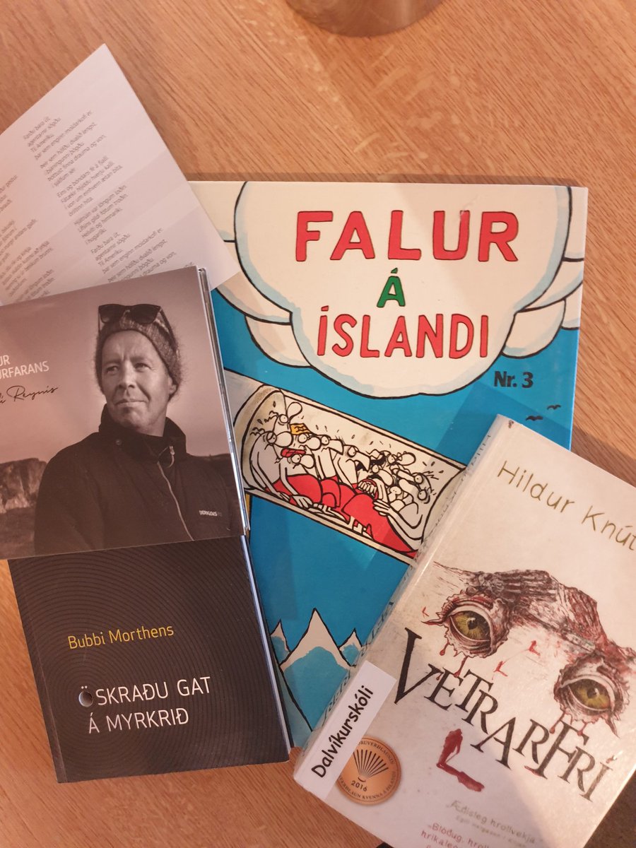 D6: Ég mæli með hlaðvörpunum Í ljósi sögunnar, Besta platan og Heimskviður. Til lesturs kýs ég ljóð, teiknimyndasögur og vísindaskáldskap fyrir unga sem aldna. #12dagatwitter