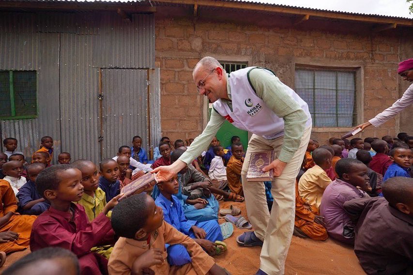 hayratyardim's tweet photo. Kenya'da Kur'an dağıtımlarımız başladı. Wajir bölgesine ulaştırdığımız Kur'an-ı Kerimler ihtiyaç sahibi talebelere teslim ediliyor. Katkıda bulunan tüm bağışçılarımıza teşekkür ediyoruz.

#DünyaKuranOkuyor https://t.co/sUxRFaVY8b