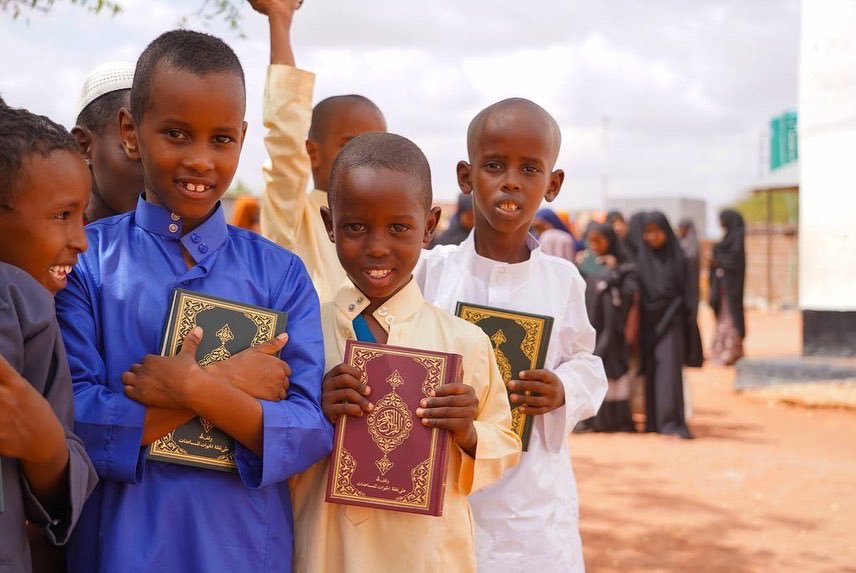 hayratyardim's tweet photo. Kenya'da Kur'an dağıtımlarımız başladı. Wajir bölgesine ulaştırdığımız Kur'an-ı Kerimler ihtiyaç sahibi talebelere teslim ediliyor. Katkıda bulunan tüm bağışçılarımıza teşekkür ediyoruz.

#DünyaKuranOkuyor https://t.co/sUxRFaVY8b