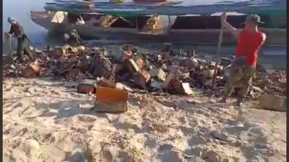 စစ်ကိုင်းတွင် စစ်တပ်ထုတ်ကုန် မြန်မာဘီယာများ တင်လာသည့် စက်​လှေကို မြို့လှ PDFက ဖမ်းဆီးပြီး ဘီယာများအားလုံးကို ဖျက်ဆီး
ရန်ကုန်| နိုဝင်ဘာ ၂၂
အကြမ်းဖက် စစ်အုပ်စုရဲ့ ထုတ်ကုန်တွေကို သိုလှောင်ရောင်းချတာတွေ မလုပ်ကြဖို့ 

Read More -> t.me/khitthitnews/1…
